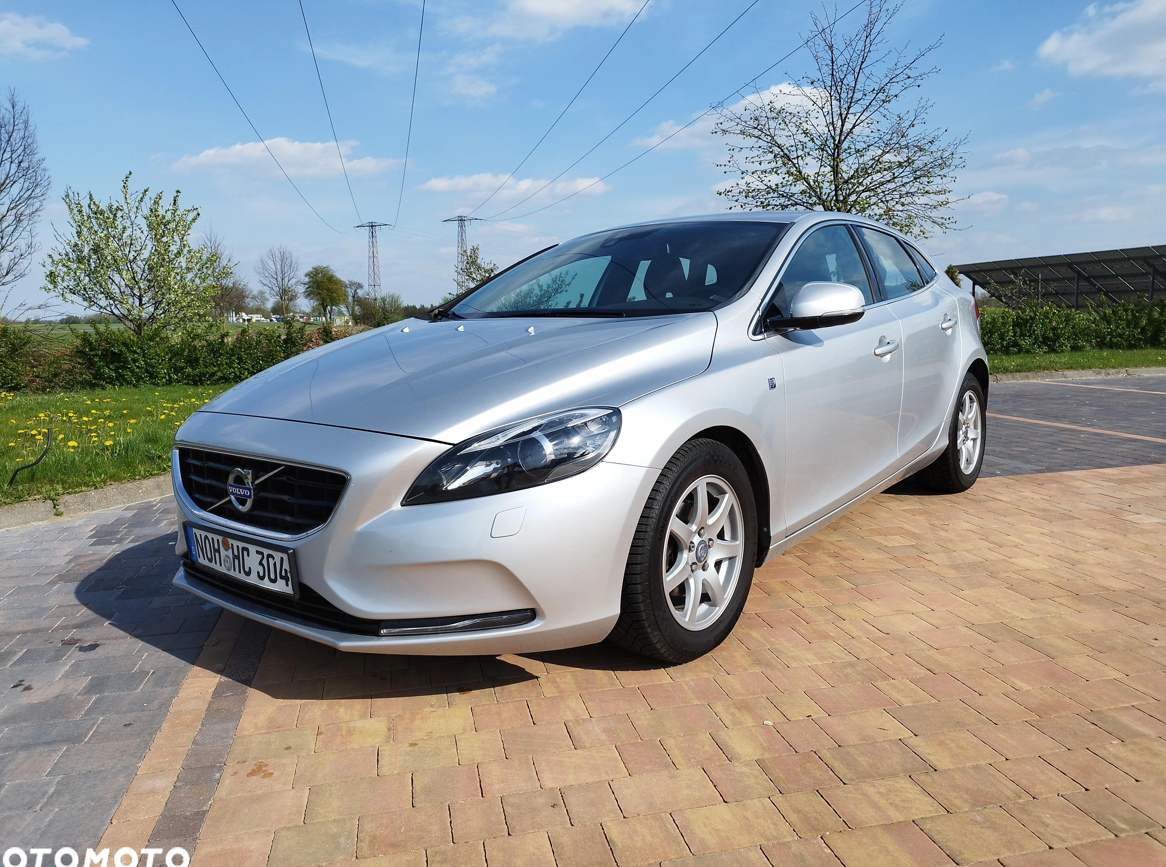 Volvo V40 cena 43700 przebieg: 129000, rok produkcji 2015 z Przasnysz małe 56